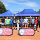 Galeria zdjęć z turnieju tenisa ziemnego przedstawiająca zawodników podczas meczów na kortach ziemnych oraz sportowe gesty fair play po zakończonych spotkaniach.