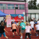 Galeria zdjęć z rodzinnego festynu sportowo-rekreacyjnego, przedstawiająca dzieci uczestniczące w konkurencjach, animacjach, grach, warsztatach i zabawach na świeżym powietrzu.