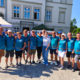 Galeria zdjęć z turnieju pétanque przedstawiająca ceremonię wręczenia nagród, laureatów z medalami i pucharami, uczestników wydarzenia oraz trofea przygotowane dla zwycięzców.