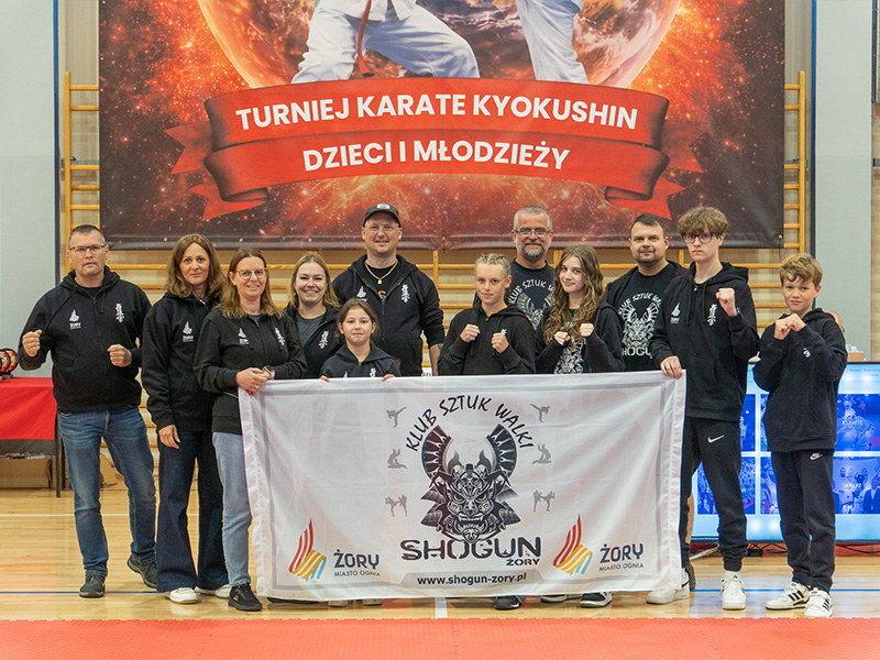Galeria zdjęć z turnieju karate kyokushin przedstawiająca zawodników podczas walk, ceremonii dekoracji, wspólnych zdjęć reprezentacji oraz uroczystego otwarcia i zakończenia zawodów.