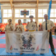 Galeria zdjęć z zawodów karate kyokushin przedstawiająca reprezentantów klubu Shogun Żory podczas walk, konkurencji kata, ceremonii dekoracji oraz wspólnych zdjęć z medalami i pucharami.