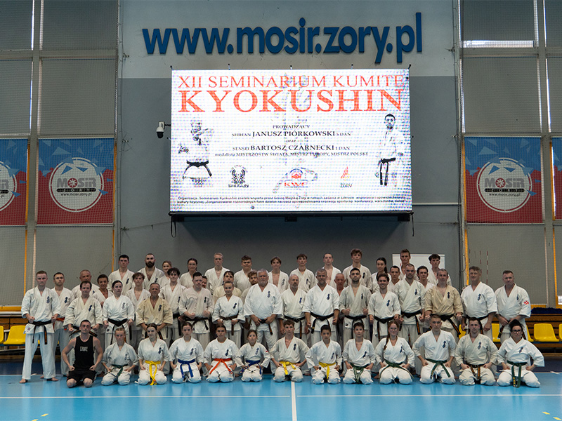 Galeria zdjęć z seminarium karate kyokushin przedstawiająca wspólny trening uczestników, ćwiczenia w parach, pokaz technik oraz pamiątkowe zdjęcia grupowe.